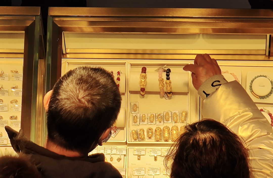 這屆年輕(qīng)人,怎麼開(kāi)始囤黃金(jīn)了?