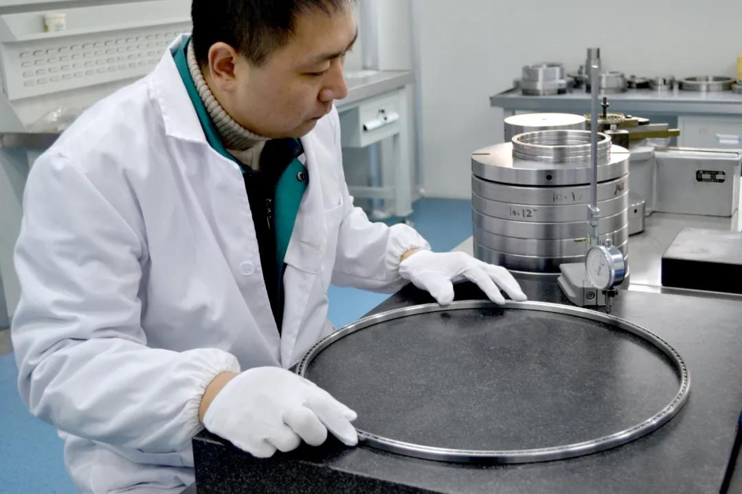 洛陽彙工研(yán)制出大型不(bú)鏽鋼薄壁軸(zhóu)承