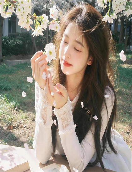 情感解析：《曦光下的微露》衍生的产品开发与产业链——激励人心的正能量